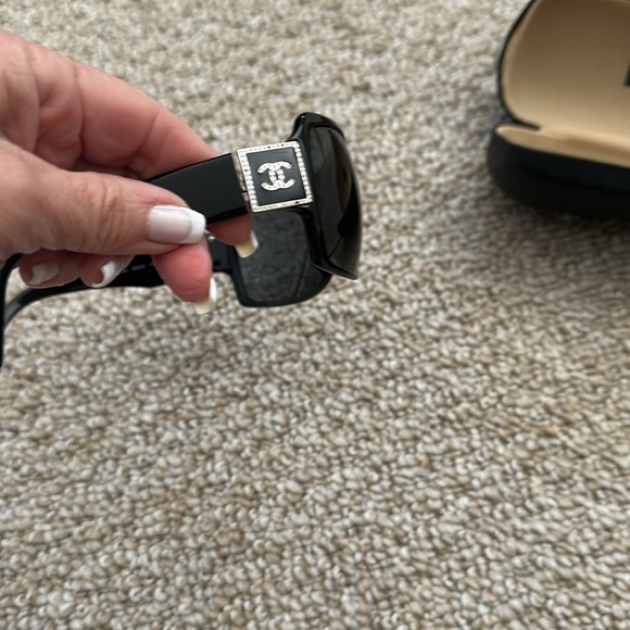 CHANEL BLACK SUNGLASSES WITH CRYSTAL LOGO GORGEOUS - Picture 2 of 7